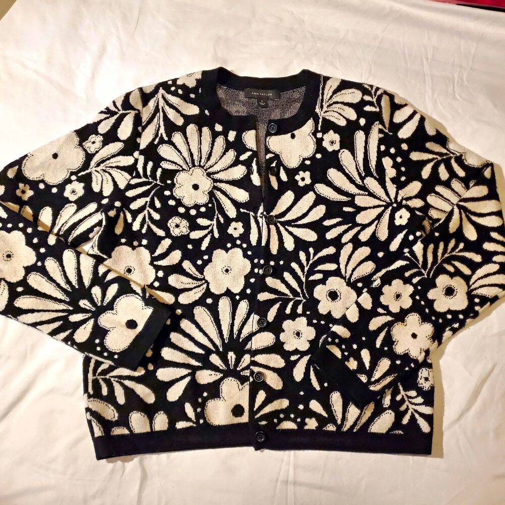 Ann Taylor Floral Black And White Monochrome Cardigan sz Medium